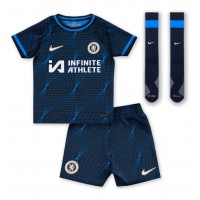 Billiga Chelsea Ben Chilwell #21 Barnkläder Borta fotbollskläder till baby 2023-24 Kortärmad (+ Korta byxor)
